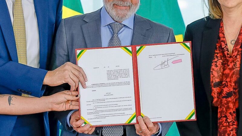 MEC muda regras para cursos superiores e exige aulas presenciais