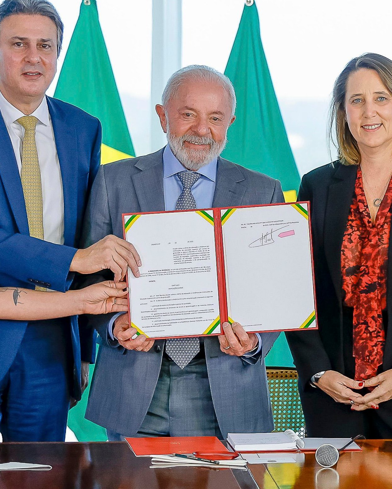 MEC muda regras para cursos superiores e exige aulas presenciais