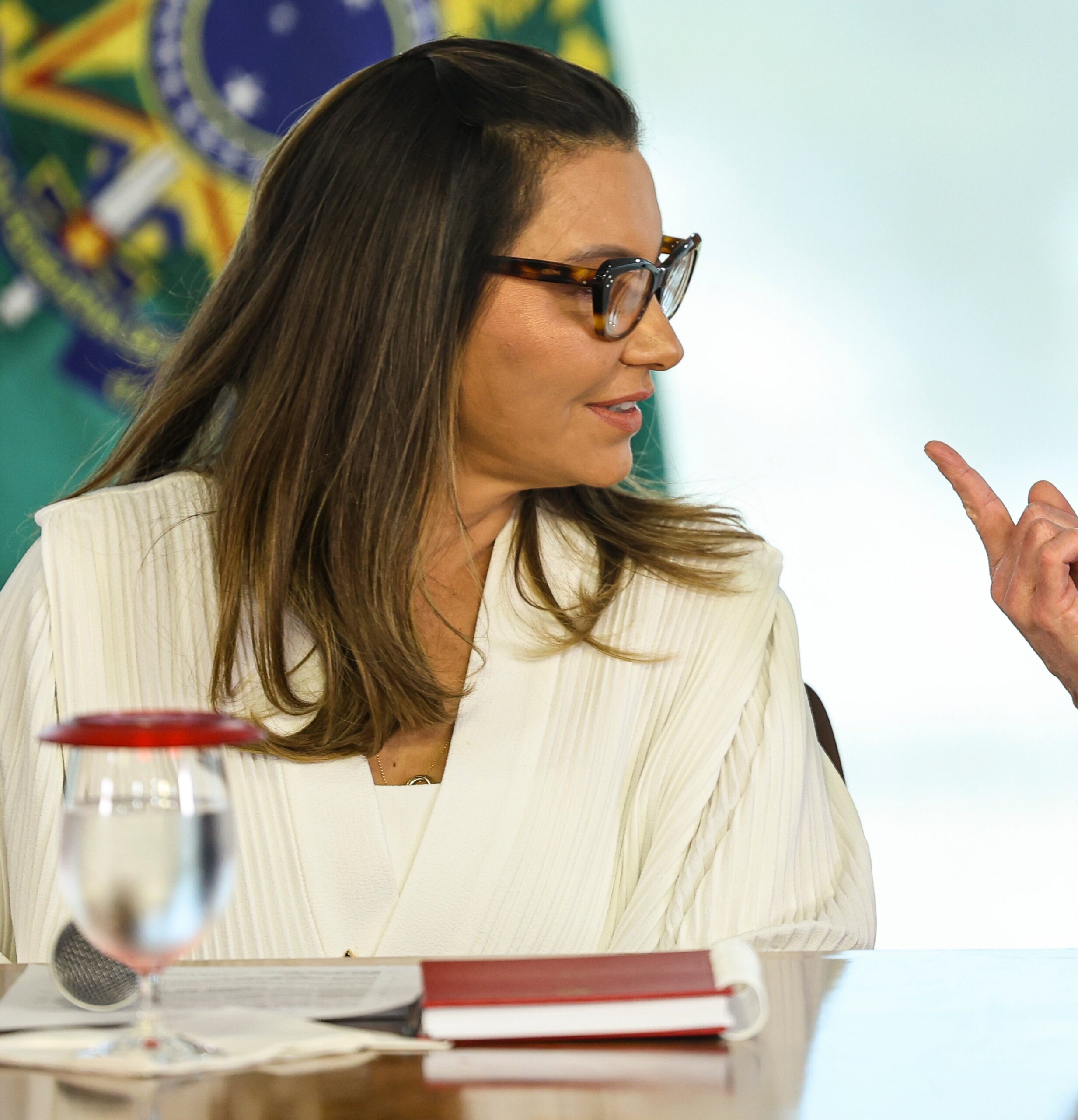AGU dá ultimato de 24 horas a redes sociais por suposta fake news sobre Janja, ignorando lei do Marco Civil