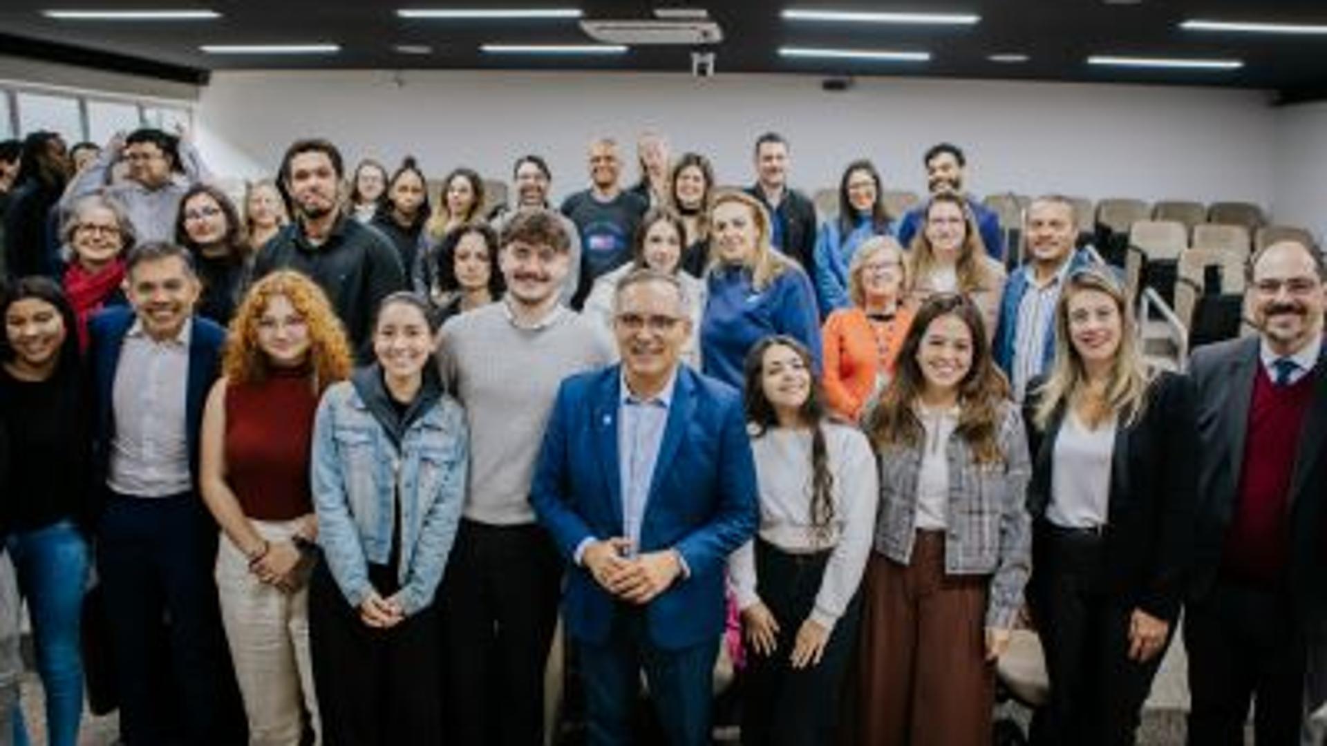 Ia, Revolução, Criadores