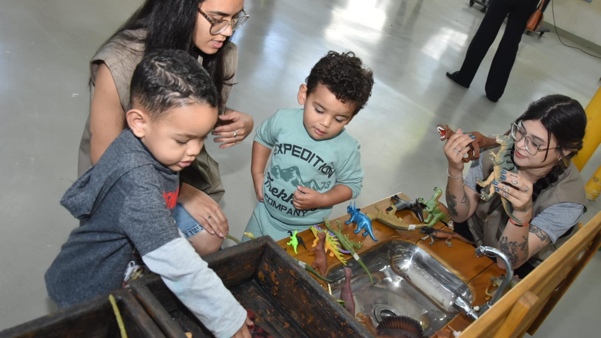 Sabina Leva Aventura Jurássica Às Escolas De Santo André