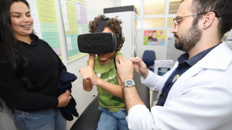 Santo André inova com óculos de realidade virtual para vacinar crianças sem medo