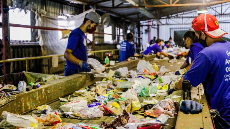 São Bernardo dá passo crucial contra intoxicação por metanol com proibição de venda de garrafas vazias.