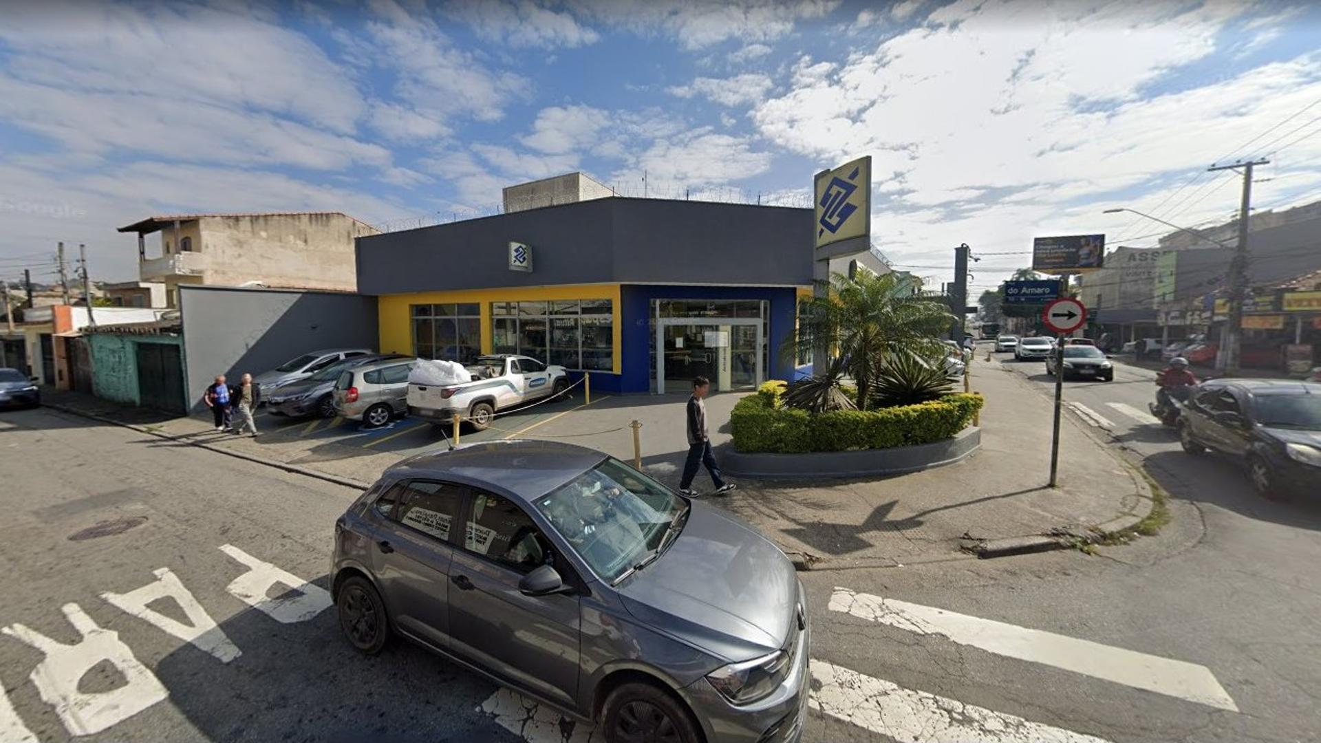 Crueldade animal: Cachorro mutilado em frente ao Banco do Brasil na Vila Luzita.