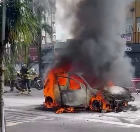 Carro pega fogo na Avenida Perimetral, em Santo André
