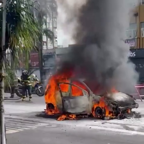 Carro pega fogo na Avenida Perimetral, em Santo André