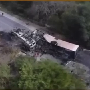 Moto pega fogo após acidente com carro em São Bernardo
