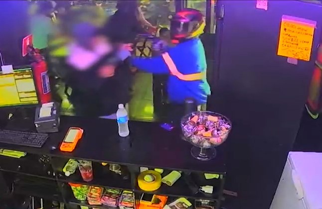 Criminosos invadem adega em Santo André, disparam durante roubo e dono pretende fechar após ameaça de morte